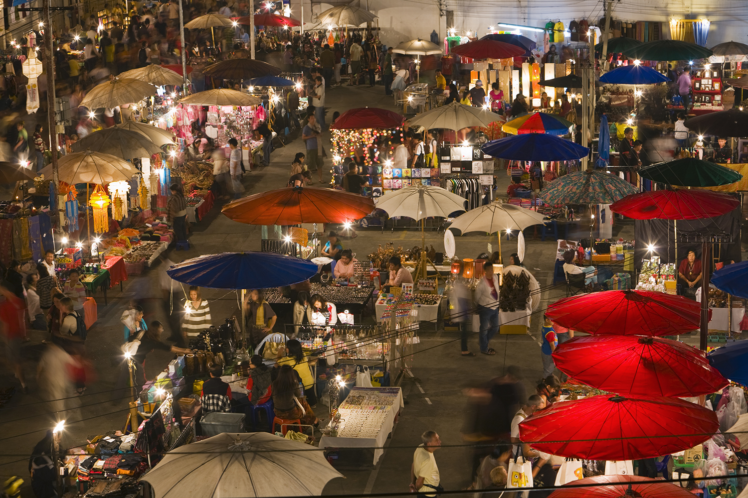 Khu chợ đêm sầm uất Night Bazaar Chiang Mai (Nguồn: dulichthailankinhnghiem.blogspot.com)