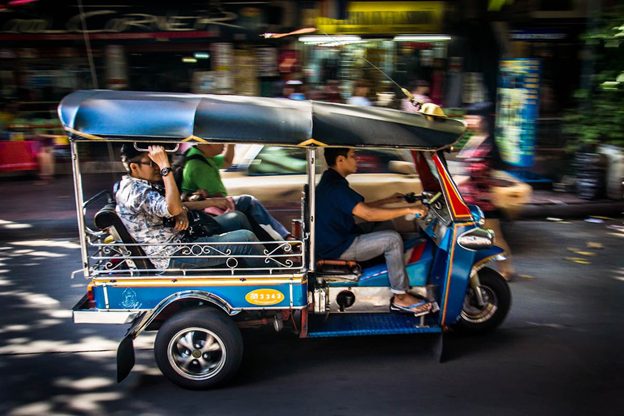 Xe tuk tuk là phương tiện chở khách du lịch chủ yếu tại Thái (Nguồn: kinhtedothi.vn)