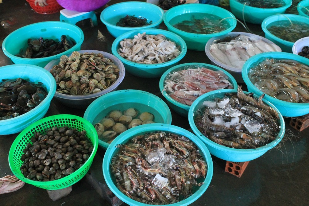 Chợ Hàng Dương nổi tiếng với nhiều loại hải sản tươi ngon (Nguồn: blogdulich.com.vn)