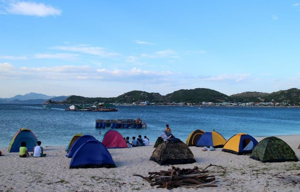 Bạn đã bao giờ được cắm trại qua đêm tại một vùng biển vắng? (Nguồn: wecheckin.vn)