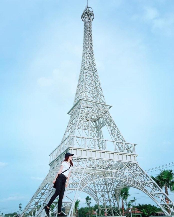 Cùng check in tại nước Pháp bên tháp Eiffel nổi tiếng (Nguồn: bloganchoi.com)
