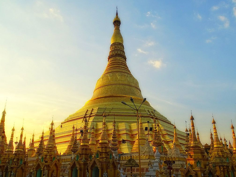 Chùa Kyaikhtiyo nổi tiếng của đất nước Myanmar (Nguồn: tourdulichmyanmar.vn)