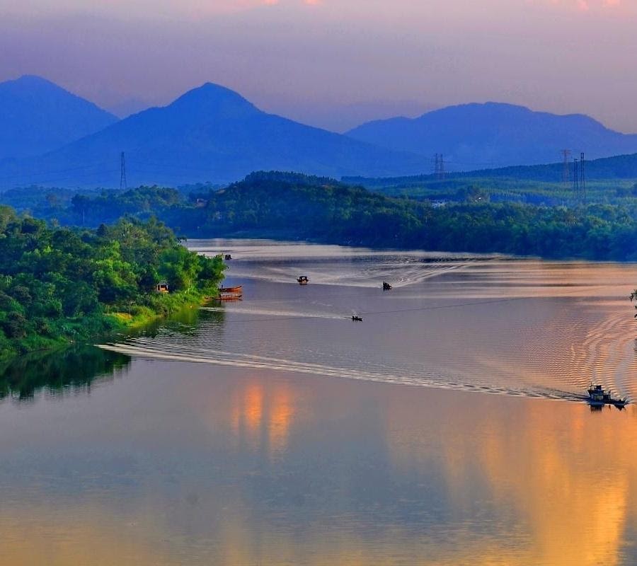 Núi Ngự hùng vĩ nhìn từ dòng sông Hương (Nguồn: chudu24.com)