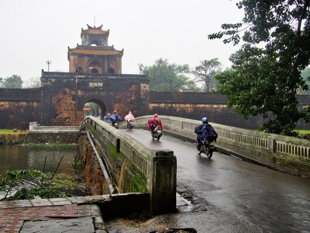Bạn nên tránh đi du lịch Huế vào mùa mưa (Nguồn: baomoi.com)