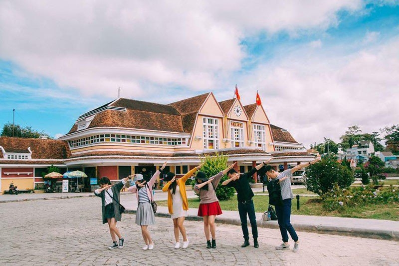 Check in hội nhóm bạn tại Ga Đà Lạt.