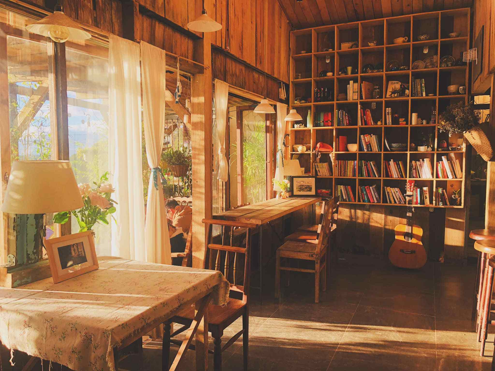 Quán cafe ngắm hoàng hôn Đà Lạt đẹp - Chênh Cafe với không gian mộc mạc, gần gũi (Nguồn: Internet)