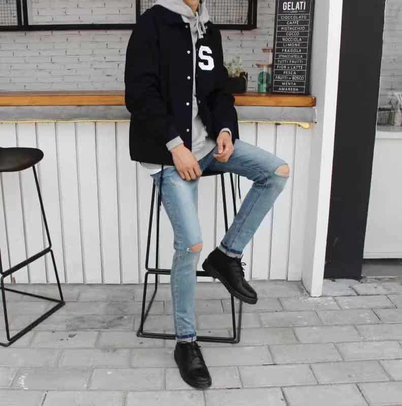 Kết hợp áo hoodie cùng khoác jean, giày sneaker đen cho nam đi du lịch Đà Lạt (Nguồn: Internet)