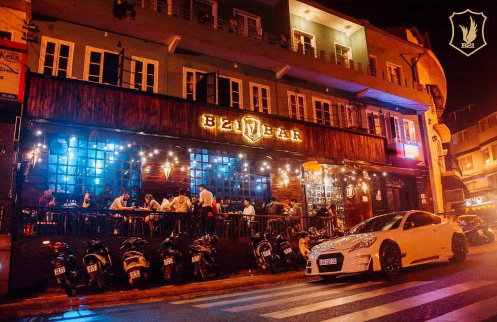 Phố Tây Trương Công định là khu phố có nhiều người nước ngoài sinh sống tại Đà Lạt và nhiều bán bar ăn chơi nổi tiếng.