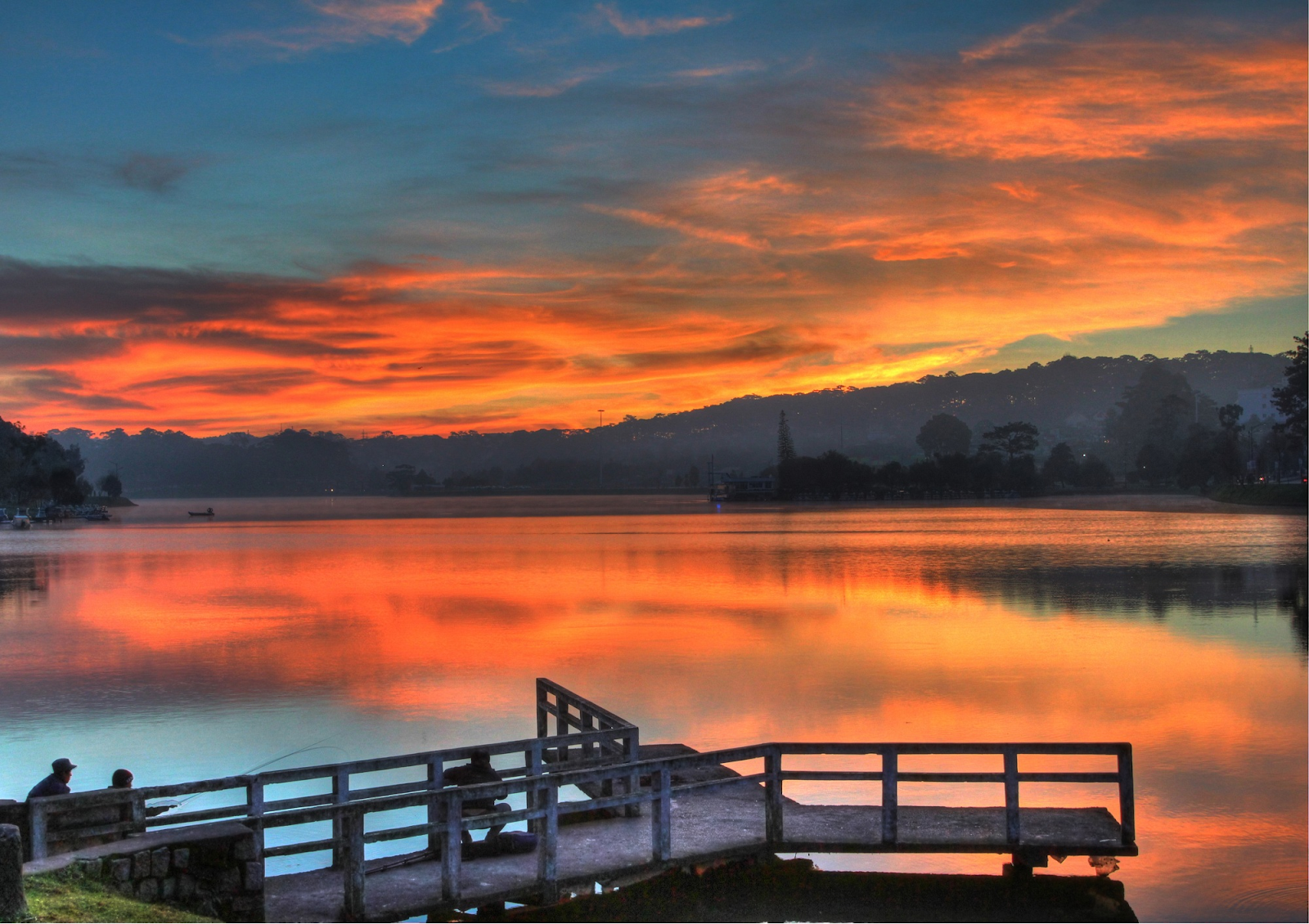 Cảnh sắc thơ mộng của hồ Xuân Hương khi về đêm