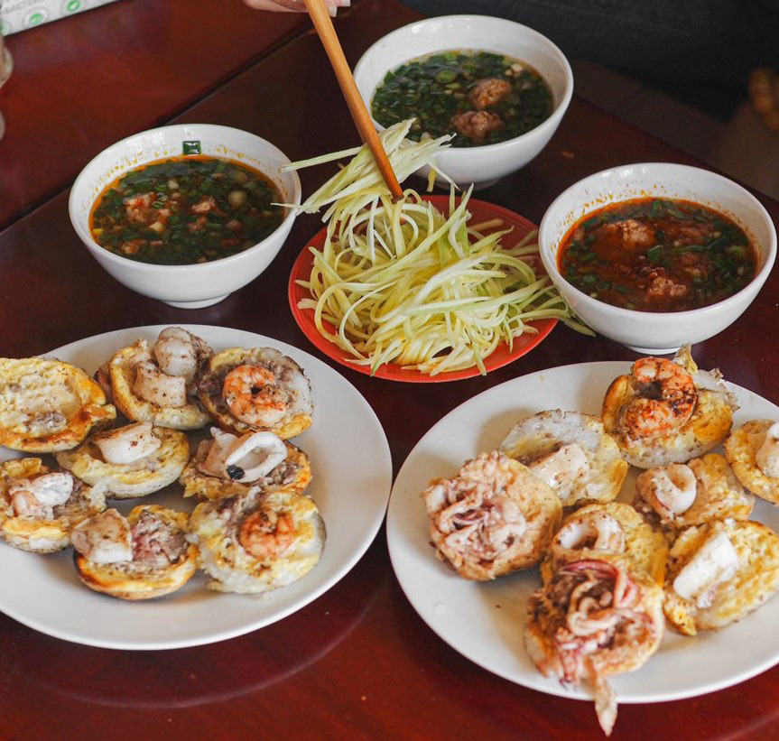 Dĩa bánh căn hải sản Thúy Đà Lạt hấp dẫn cho bữa ăn trưa Đà Lạt ngon - bổ - rẻ.