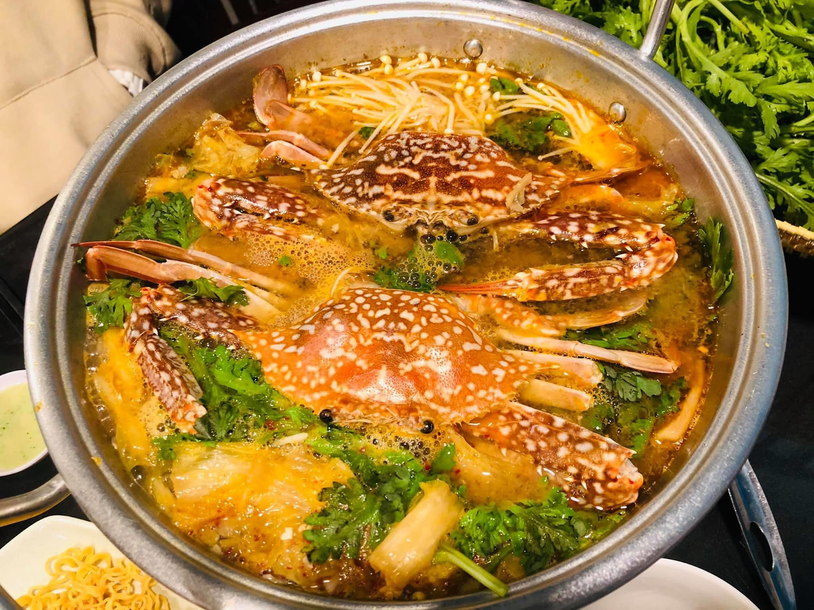Quán lẩu ghẹ Kim Chi là địa điểm ăn trưa lý tưởng khi du lịch Đà Lạt cho những “fan” hải sản.