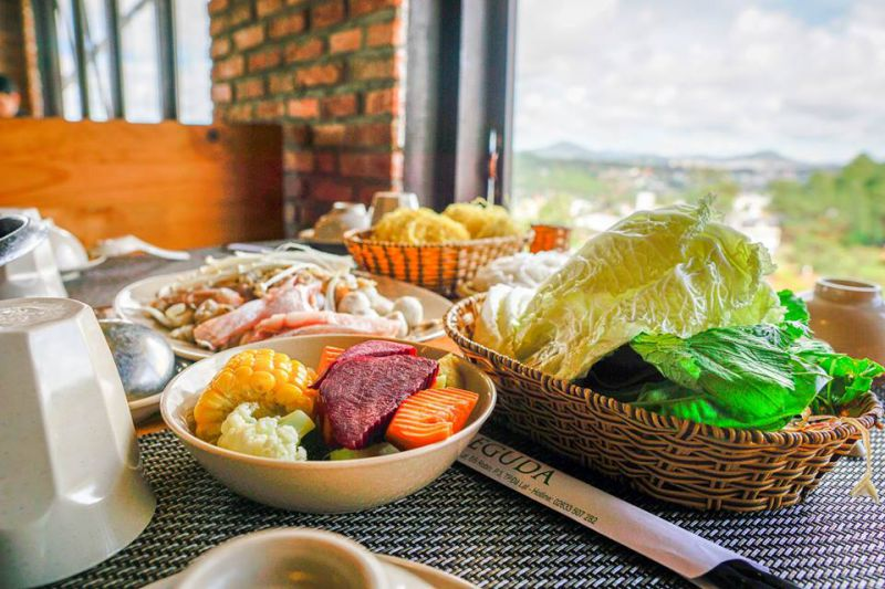 Nhà hàng buffet lẩu rau Leguda là gợi ý địa điểm ăn trưa Đà Lạt hoàn hảo cho du khách đang ăn chay