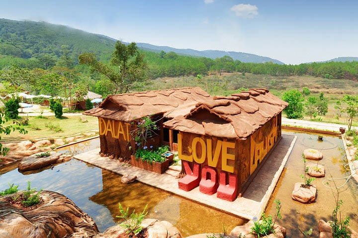 Ngôi nhà đất sét được làm từ đất đỏ bazan (Nguồn: Internet)