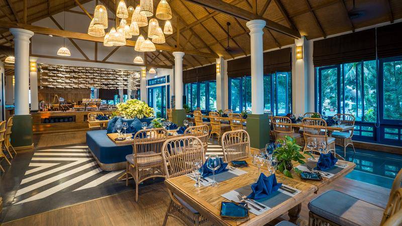 Khu vực nhà hàng tại L’Azure Resort and Spa gần chợ đêm cực sang trọng vì hầu hết không gian đều được trang trí chủ yếu bằng chất liệu gỗ