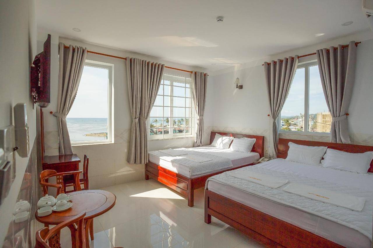 Do nằm khá gần bãi Dài nên hầu hết phòng nghỉ tại khách sạn Phú Hồng đều sở hữu view hướng biển tuyệt đẹp