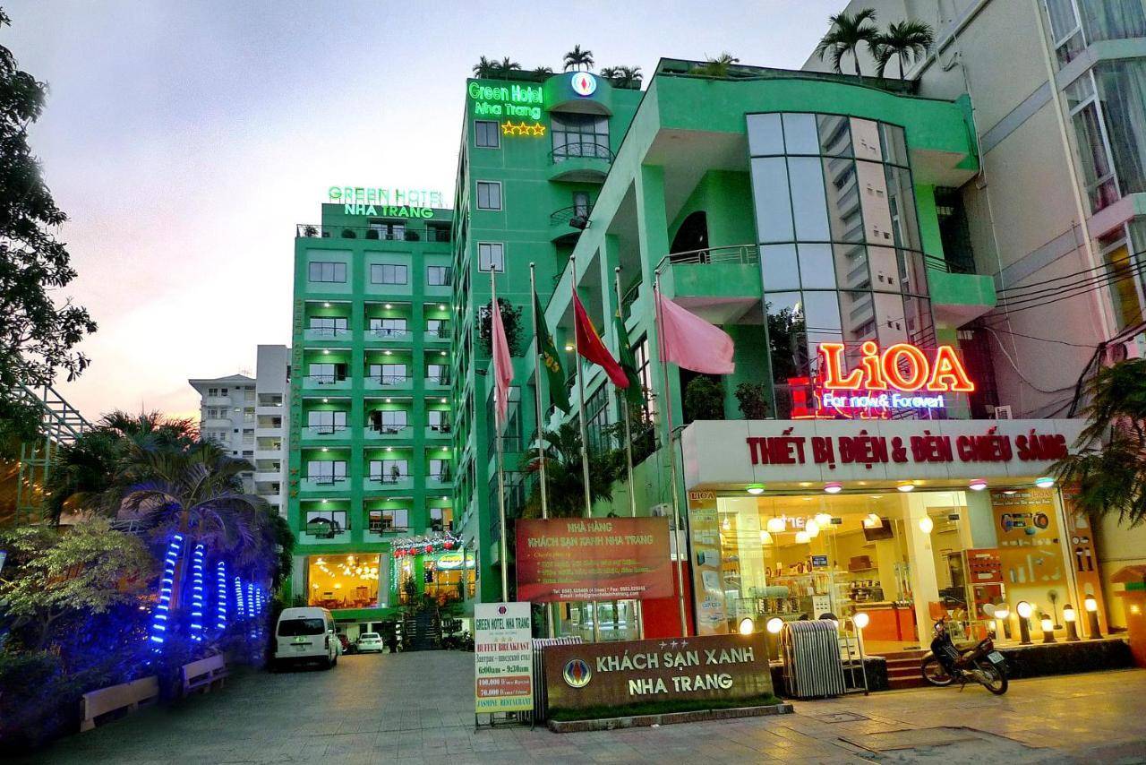 Vẻ ngoài toàn màu xanh ấn tượng của khách sạn Xanh Nha Trang (Nguồn: Internet)
