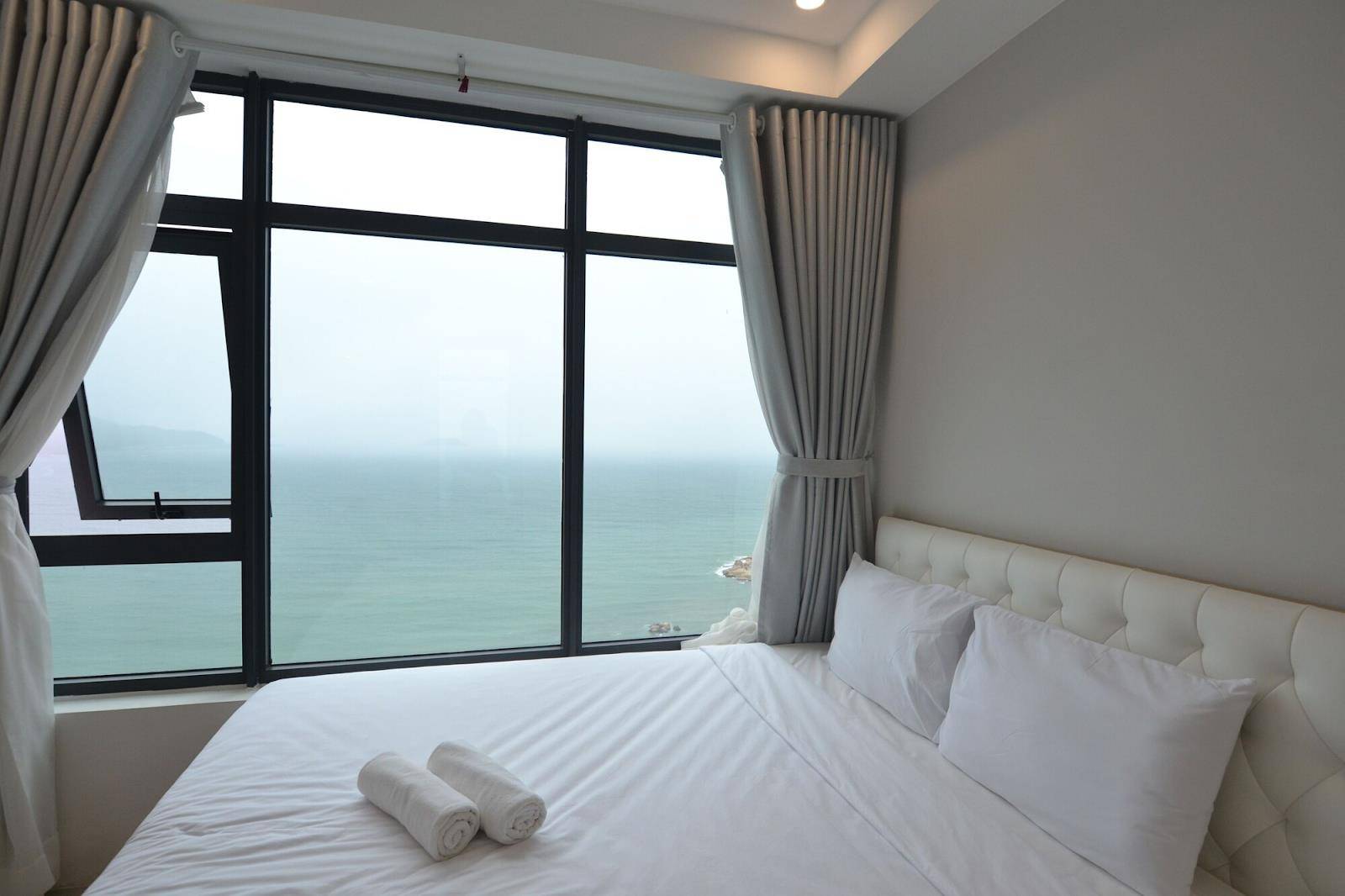 Phòng nghỉ view hướng biển tại The Crystal Apartment Nha Trang (Nguồn: Internet)