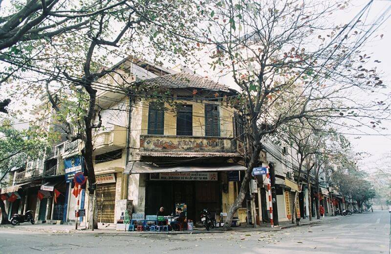 Vẻ bình yên cùng nét đẹp cổ kính của khu phố cổ Hà Nội sẽ giúp cho những bức ảnh của bạn trở nên độc đáo hơn bao giờ hết