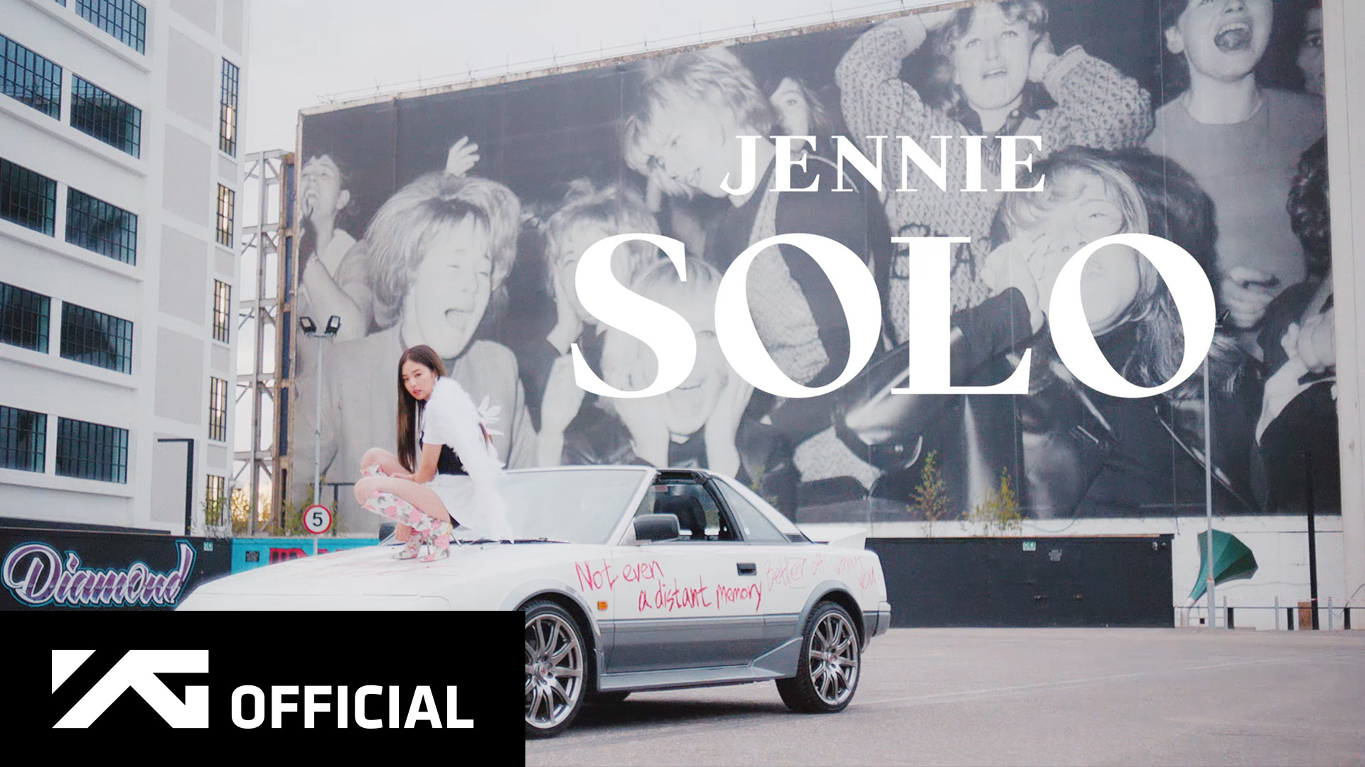 Đâu Chỉ Makeup Look, Những Bộ Trang Phục Trong MV "SOLO" Của Jennie (Black Pink) Cũng Gây Sốt Không Kém Đây Này.