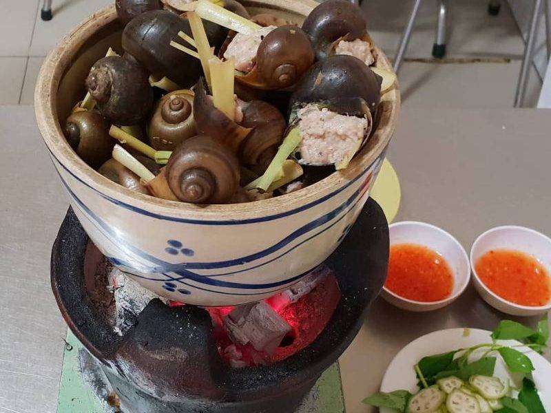Món ốc nhồi thịt ở Đà Lạt được đựng trong thố và đun trên bếp than để giữ nóng