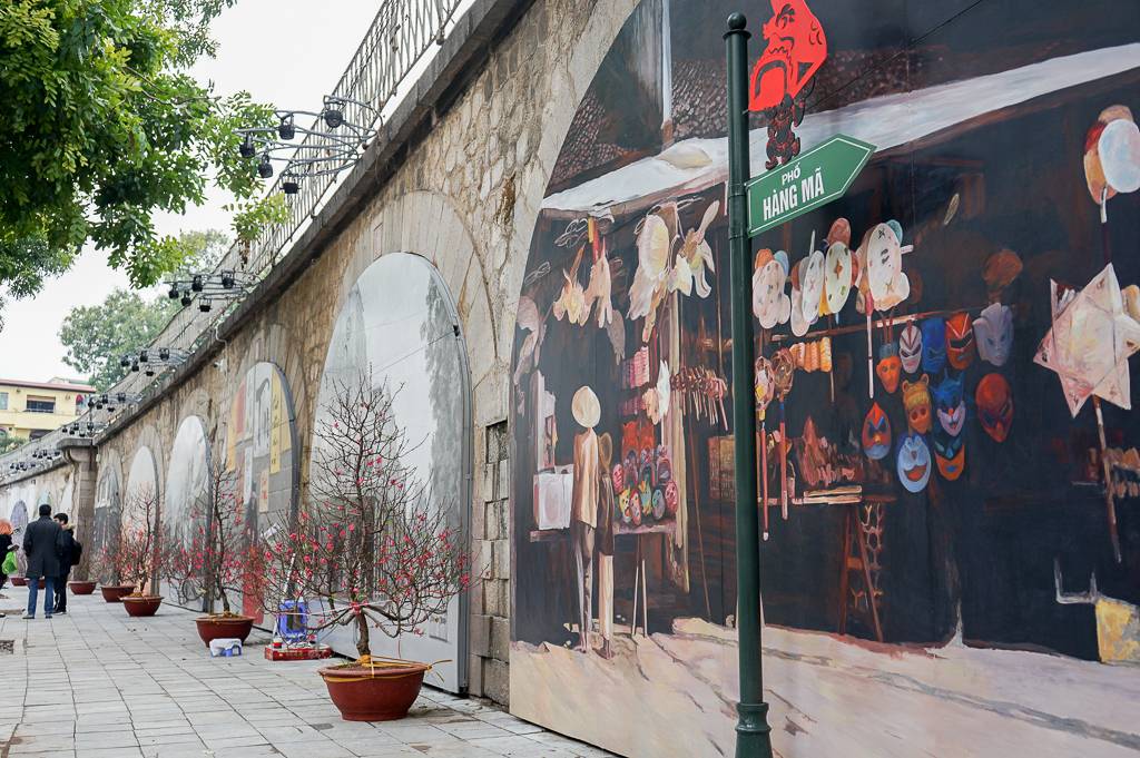 Phố bích họa Phùng Hưng với những bức tranh tường đa dạng màu sắc và chủ đề sẽ là một chỗ chụp hình đẹp ở Hà Nội lý tưởng dành cho các “thánh” sống ảo