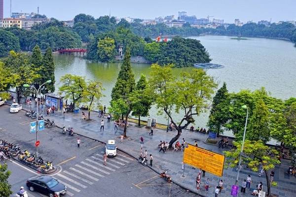 Phố đi bộ Hà Nội sở hữu view "2 trong 1” với một bên là thiên nhiên thơ mộng và bên còn lại là những công trình kiến trúc hoành tráng, hiện đại