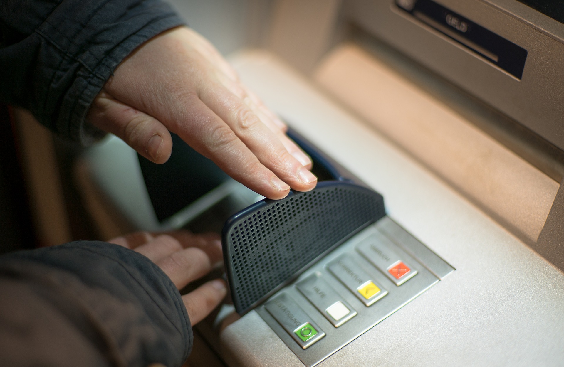 Cách rút tiền ở cây ATM không lo bị nuốt thẻ và những rủi ro thường gặp khi rút tiền cần lưu ý