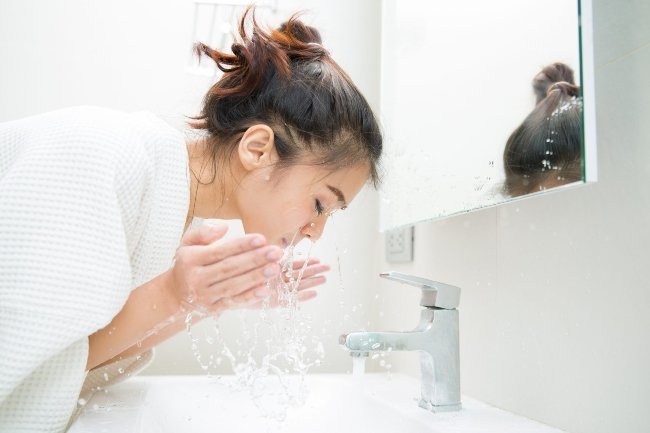 Điều gì sẽ xảy ra khi bạn không rửa mặt trước khi ngủ?
