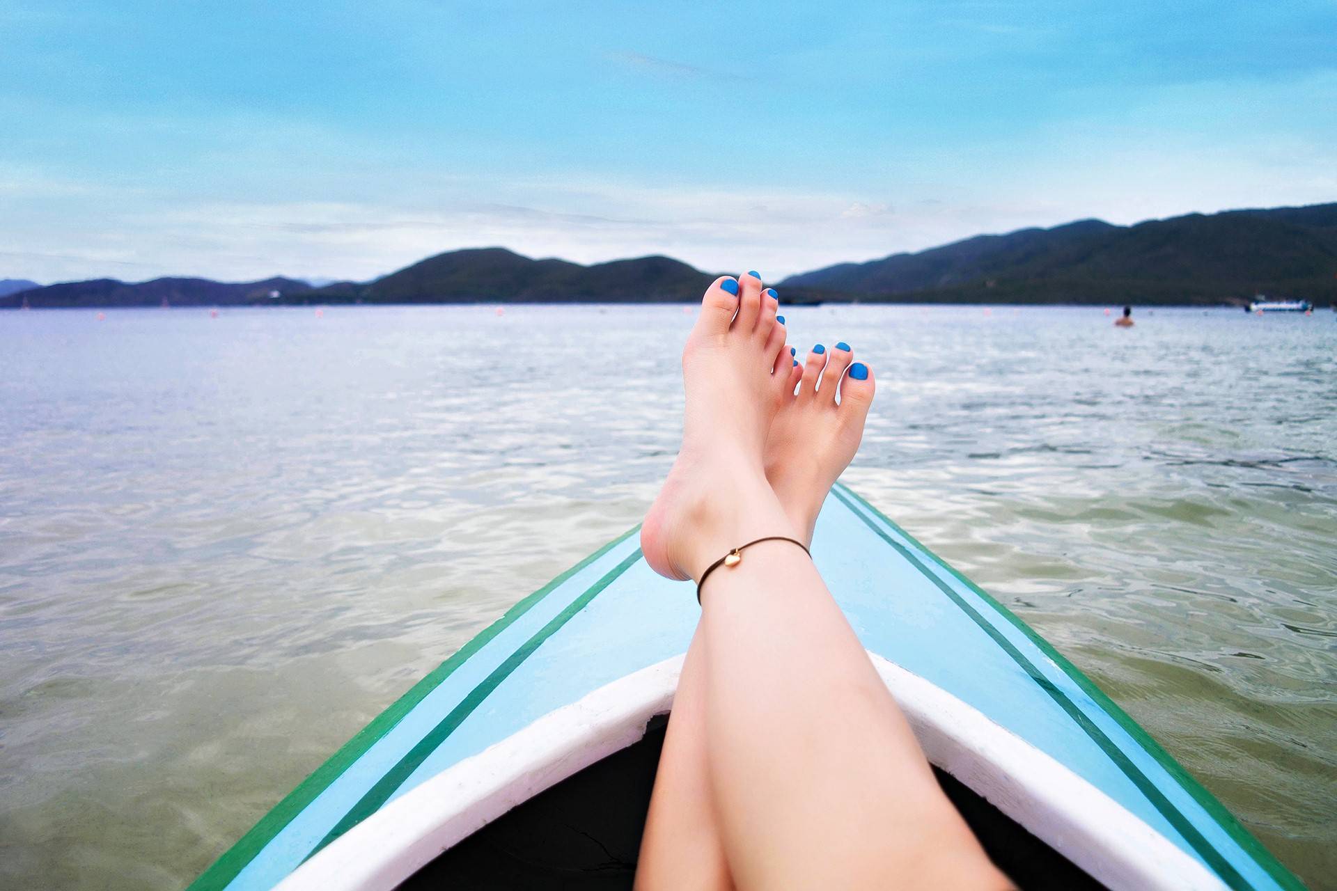 Tạo dáng chụp chân khoe chân dài trên thuyền đi biển
