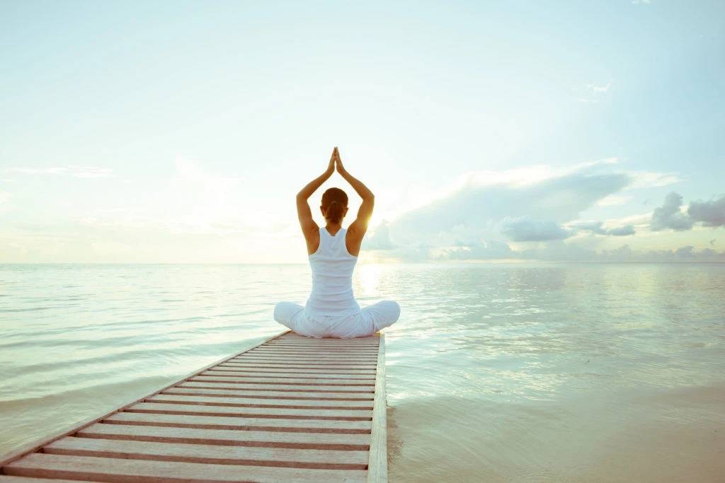 Một nét đẹp healthy qua cách tạo dáng Yoga với view đẹp trên cầu nhỏ ở biển.