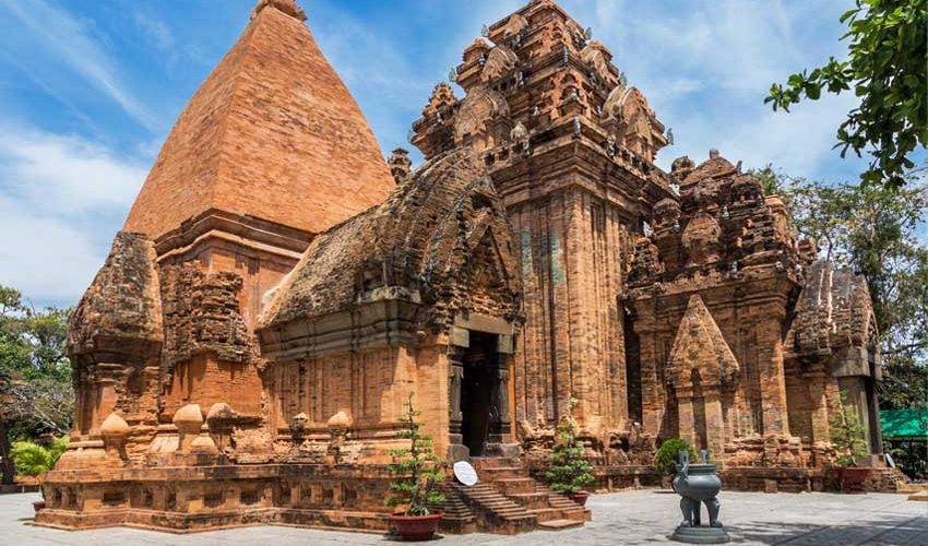 Thác Bà Ponagar là một địa điểm du lịch Nha Trang nổi tiếng với kiến trúc Chăm Pa cổ xưa huyền bí và có diện tích khủng