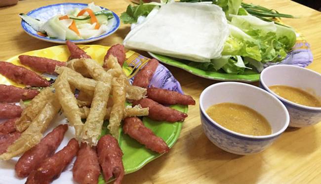 Nem nướng Bà Hùng là một trong những quán ăn ngon Đà Lạt lâu đời luôn thu hút đông đảo thực khách ghé ăn mỗi ngày