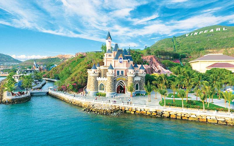 VinWonders là địa điểm check in Nha Trang được đông đảo du khách trong và ngoài nước yêu thích bởi sở hữu những khu vui chơi giải trí thú vị và hiện đại bậc nhất Việt Nam.