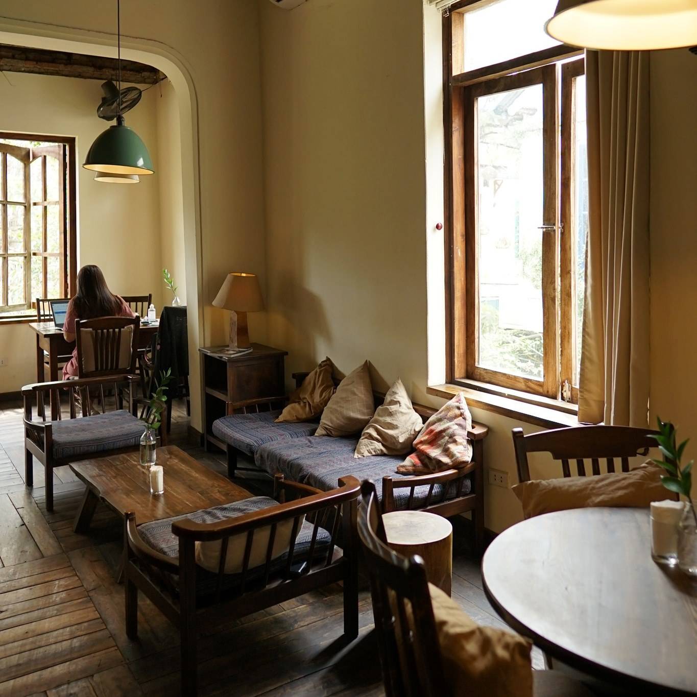 Xofa Café & Bistro là một địa điểm chụp ảnh đẹp ở Hà Nội nhờ việc tận dụng những bộ sofa và hàng trăm cây kiểng xanh tươi để trang trí không gian trong - ngoài quán