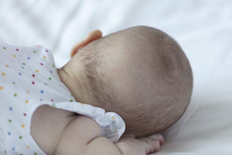 Trẻ sơ sinh bị rụng tóc vành khăn có đáng lo không?