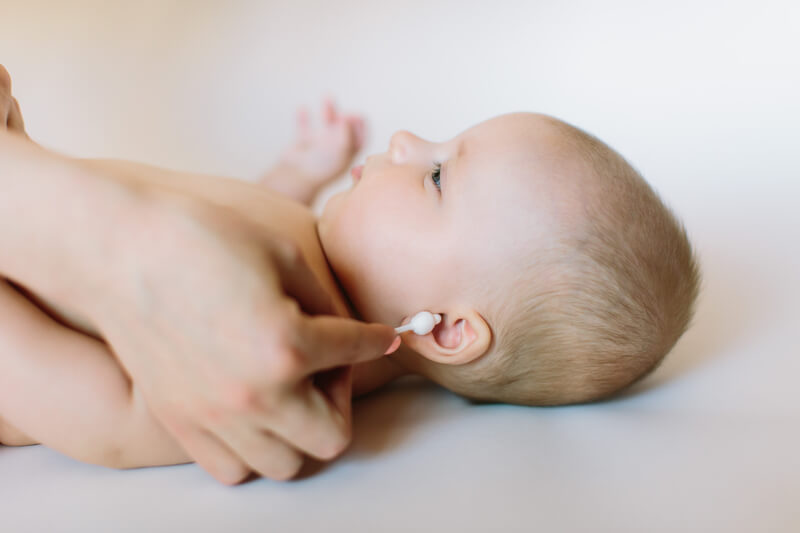 Cách lấy ráy tai cho trẻ sơ sinh và trẻ nhỏ
