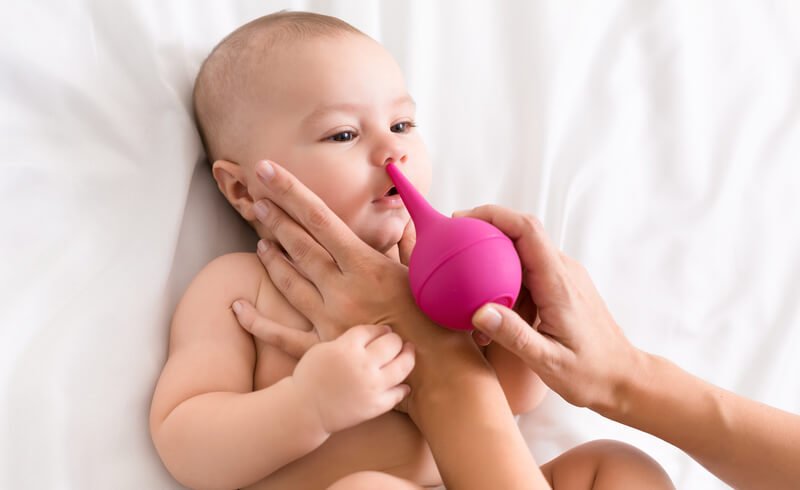 Rửa mũi bằng nước muối sinh lý cho trẻ sơ sinh