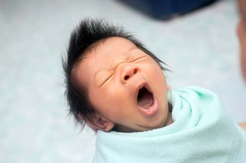 Trẻ sơ sinh ngủ ít
