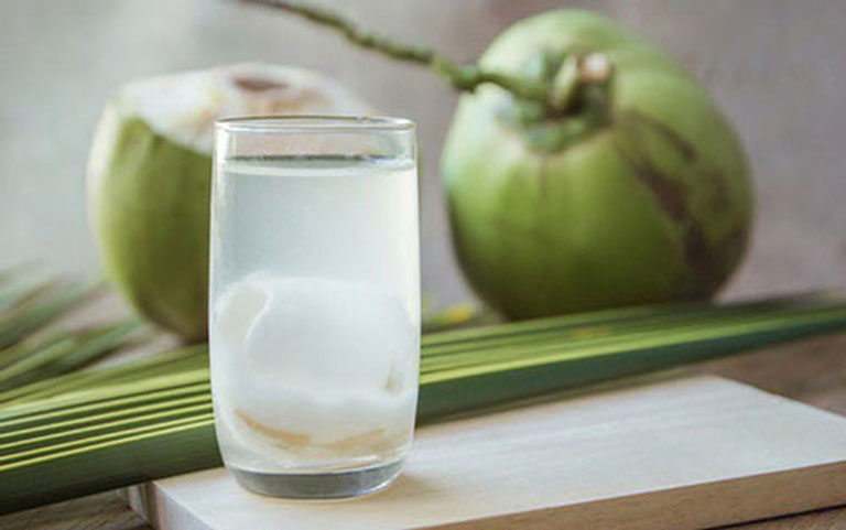uống gì để giảm mỡ bụng? nước dừa tươi