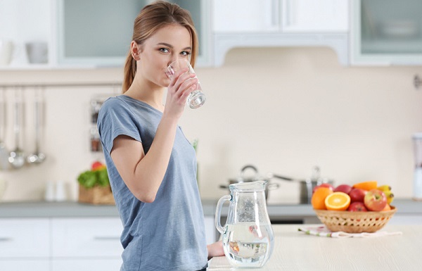 Uống 1 ly nước trước bữa ăn giúp bạn cắt giảm lượng thức ăn nạp vào mỗi bữa 