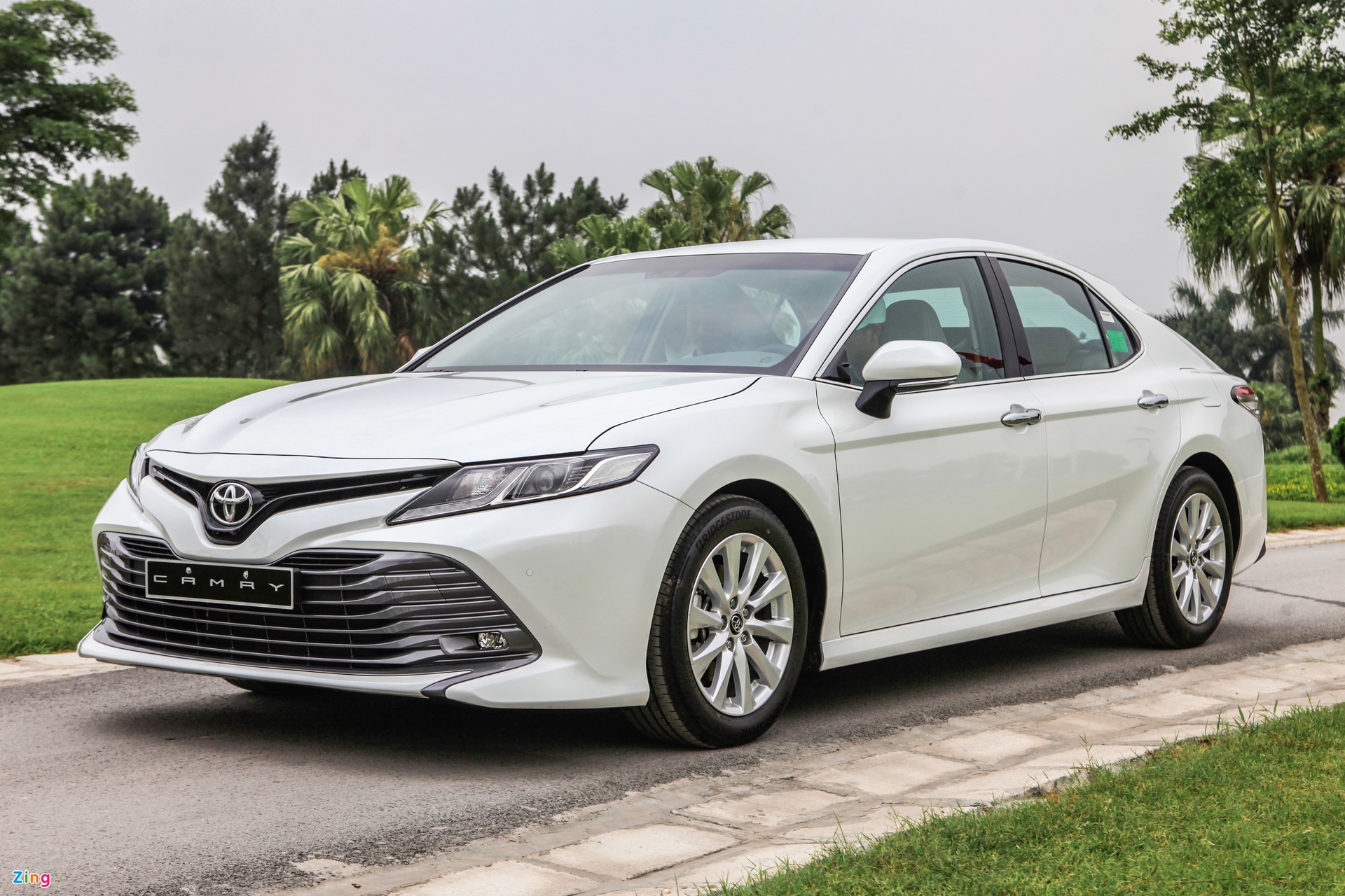 VinFast Lux A2.0 canh tranh Toyota Camry anh 2