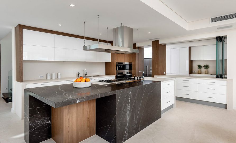 Nhà bếp không gian mở hiện đại với đá cẩm thạch đen và gỗ