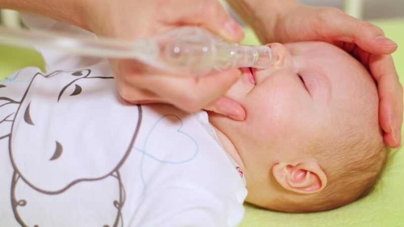 hút mũi cho trẻ sơ sinh bị nghẹt mũi thở khò khè