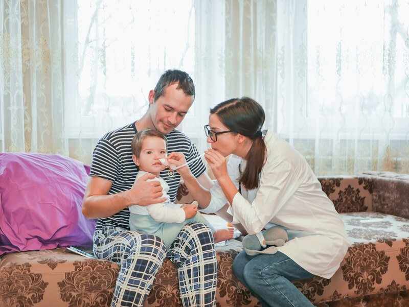 Trẻ sơ sinh bị nghẹt mũi thở khò khè: 7 điều mẹ cần làm ngay