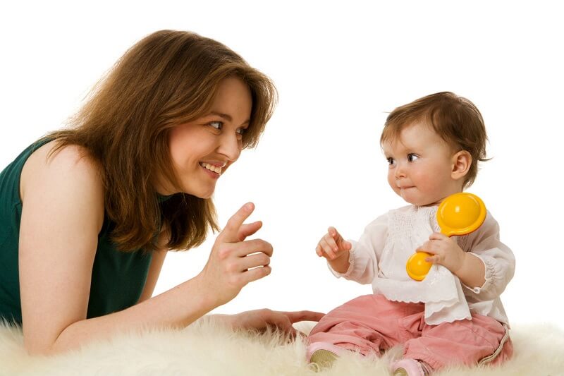 Giai đoạn 3 tháng tuổi, trẻ đã biết quan sát khuôn mặt bạn khi bạn trò chuyện cùng trẻ (Nguồn: Sưu tầm)