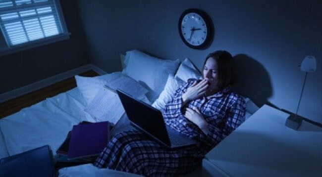 Thức khuya, mất ngủ ảnh hưởng xấu đến sức khỏe và gây mụn