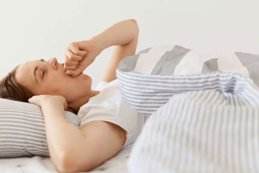 Thói quen xấu khi ngủ dễ bị ra mụn ở má