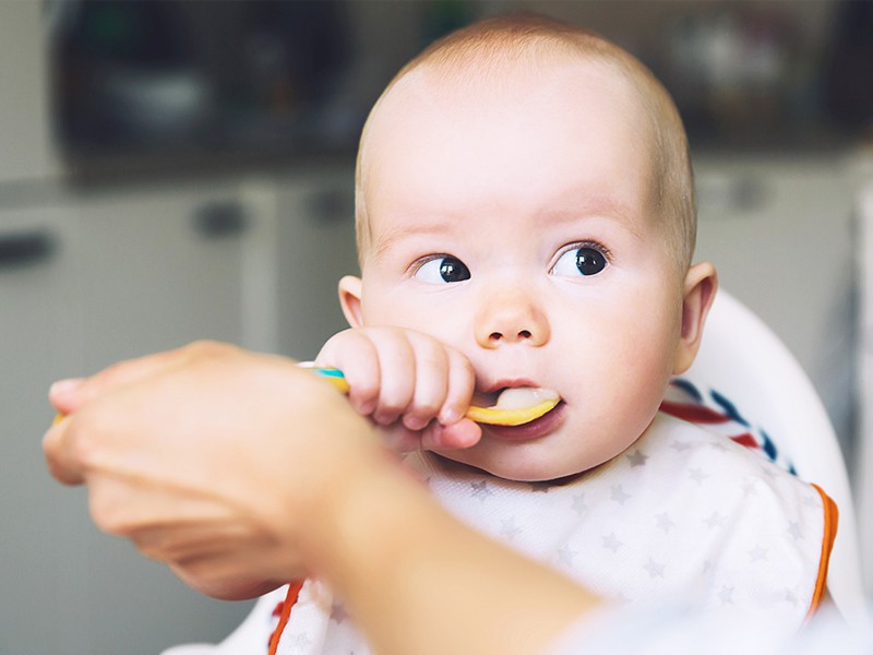 Nên lựa chọn bột ăn dặm cho bé 6 tháng tuổi phù hợp giúp bé hấp thu và dễ tiêu hóa