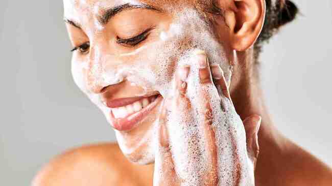 Rửa mặt là bước quan trọng trong quy trình chăm sóc da