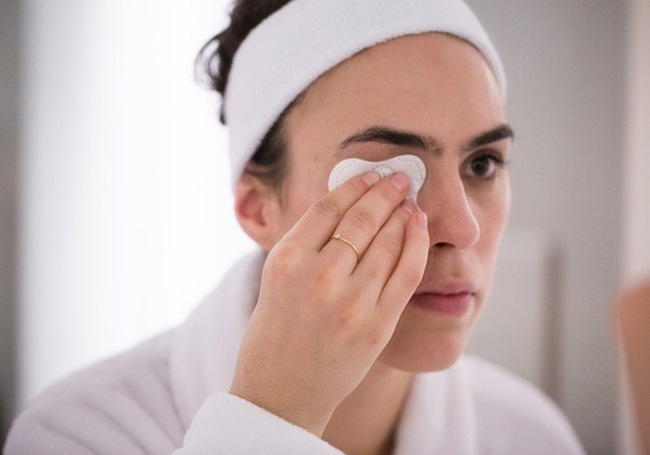 Tẩy trang giúp làm sạch da hiệu quả - các bước skincare cho da mụn
